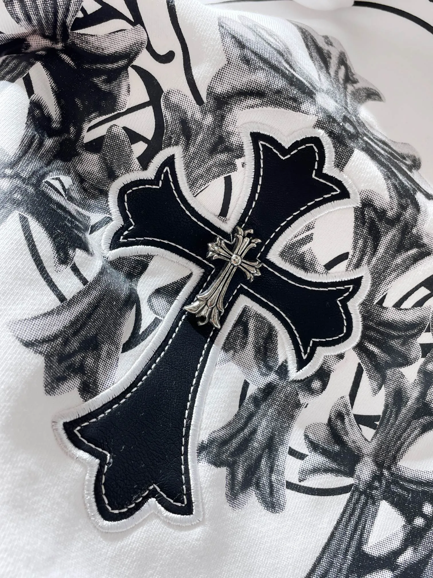 P246 Chrome Hearts Autumn and Winter 2025 Counter Synchronization ❤️ Chrome Sanskrit hooded sweatshirt High version embroidery ➕ Leather version Improved customized version 1:1 high-weight high-quality fabric 🌈Recommended colors: white black 🌈 Size: S, M, L, XL